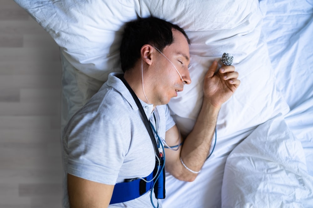 Un homme fait son un test à domicile pour l'apnée du sommeil